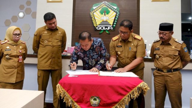 Bupati Gowa Adnan Purichta Ichsan didampingi Wakilnya Abd Rauf Malaganni (kanan ujung) bersama Sekretaris Daerah Kabupaten Gowa Kamsina (kiri ujung) saat menyaksikan penandatanganan kerjasama beasiswa program Investasi SDM Seperempat Abad yang dilakukan antara Kepala Dinas Pendidikan Kabupaten Gowa Taufik Mursad dan Dekan Fakultas Hukum Unhas Prof Hamzah Halim, di Baruga Karaeng Pattingalloang, Kantor Bupati Gowa, Senin (29/05/2023). (Dok. Humas Gowa)
