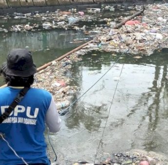 Dinas PU Makassar Bersihkan Sampah di Kanal Pannampu