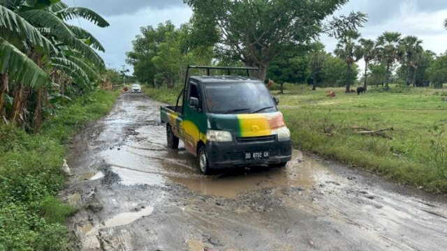 Kondisi Jalan rusak penghubung jalan lingkar dan Pannara di Jeneponto. (Ist)