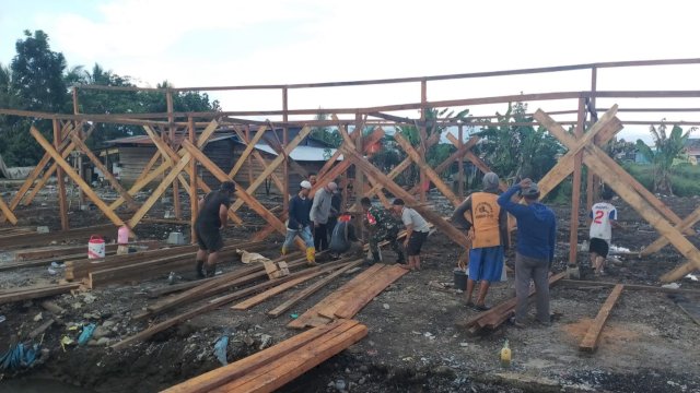 Proses pembuatan kembali Kios korban kebakaran Pasar SP 1 Mahalona, di Desa Libukang Mandiri, Luwu Timur, Senin (15/05/2023). (Istimewa)