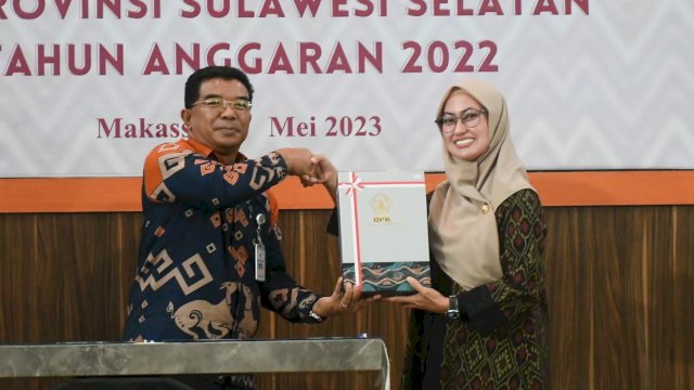 Bupati L;uwu Utara Indah Putri Indriani menerima penghargaan Opini Wajar Tanpa Pengecualian (WTP) dari Kepala BPK RI perwakilan Sulawesi Selatan, Amin Adab Bangun.