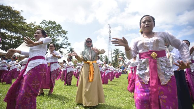 Bupati Luwu Utara Indah Putri Indriani (tengah) saat ikut menari bersama 500 ibu - ibu saat pembukaan Parade Baleganjur di Kecamatan Sukamaju.