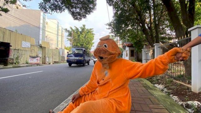 Anak jalanan berseragam boneka. (Ilustrasi)