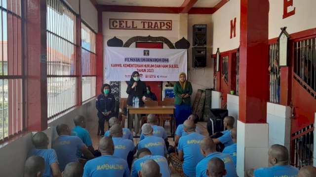 Kanwil Kemenkumham Sulsel saat melakukan saat memberikan penyuluhan terkait pengantar hukum ke warga binaaan pemasyarakatan (WBP) Rutan Kelas I Makassar, kemarin. (Dok. Humas Kanwil Kemenkumham Sulsel)