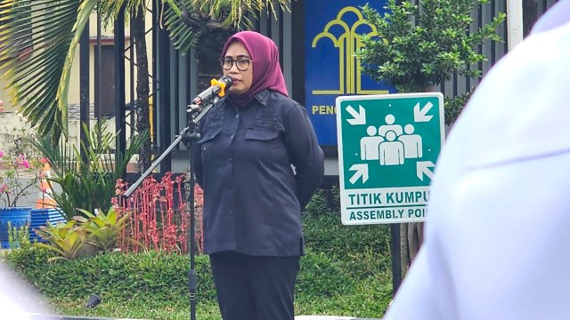 Kepala Divisi Administrasi Kanwil Kemenkumham Sulawesi Selatan Indah Rahayuningsih saat memberikan arahan kepada pegawai, kemarin. (Dok. Humas Kanwil Kemenkumham Sulsel)