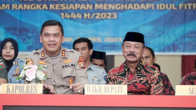 Wakil Bupati Gowa Abd Rauf Malaganni bersama Kapolres Gowa AKBP R.T.S Simanjuntak saat menghadiri pertemuan belum lama ini. (Dok. Humas Gowa)