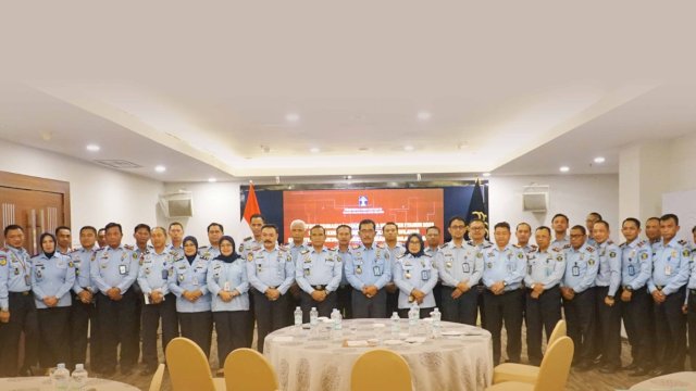 Kakanwil Kemenkumham Sulsel Liberti Sitinjak, pada Deklarasikan Kepala Satker, di sela-sela Penutupan Rapat Koordinasi (Rakor) Capaian Kinerja Semester I Tahun 2023, di Hotel Claro Makassar, kemarin. (Dok. Humas Kanwil Kemenkumham Sulsel)