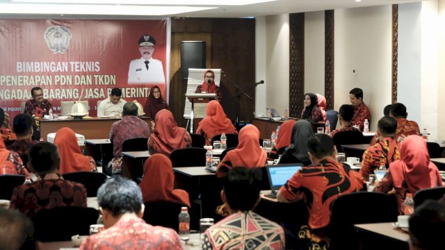 Sekretaris Daerah Kabupaten Gowa Kamsina membuka Bimbingan Tekhnis (Bimtek) Penerapan PDN dan Tingkat Komponen Dalam Negeri (TKDN) Dalam Pengadaan Barang dan Jasa Lingkup Pemerintah Kabupaten Gowa Tahun 2023, di Hotel Four Point By Sheraton, Makassar, kemarin. (Dok. Humas Gowa)