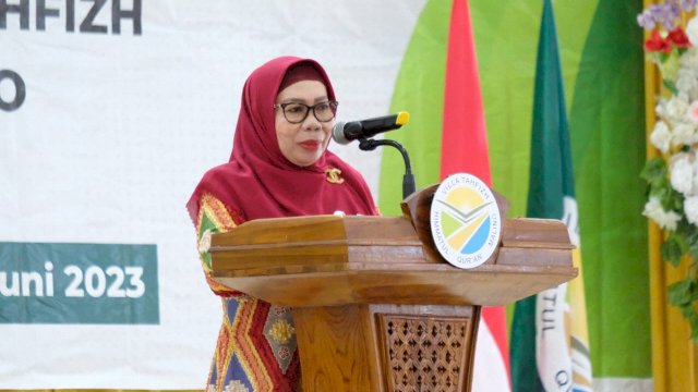 Sekretaris Daerah Kabupaten Gowa Kamsina saat menghadiri Wisuda Angkatan 2 Pondok Pesantren (Ponpes) Villa Tahfidz Himmatul Qur'an Malino, di Gedung Haji Bate Sungguminasa, kemarin. (Dok. Humas Gowa)