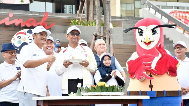 Ketua KPPU Afif Hasbullah bersama Menteri Koordinator Bidang Politik, Hukum, dan Keamanan RI Mahfud MD saat menghadiri deklarasi Tanggal 5 Maret sebagai Hari Persaingan Usaha. Deklarasi ini dilakukan di sela-sela perayaan Hari Lahir KPPU ke-23 Tahun, kemarin. (Dok. Humas KPPU)