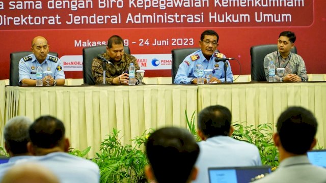 Kakanwil Kemenkumham Sulsel Liberti Sitinjak saat membuka Penilaian Kompetensi Manajerial dan Potensi Sosial Kultural serta Penilaian Potensi Metode Computer Assisted Competency Test (CACT) bagi pegawai di jajaran Kanwil Kemenkumham Sulsel, di Hotel Claro Makassar, Senin (19/06). (Dok. Humas Kanwil Kemenkumham Sulsel)