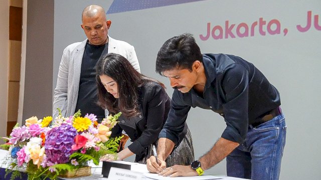 Director and Chief Commercial Officer Indosat Ooredoo Hutchison Ritesh Kumar Singh bersama Managing Director MNC Digital Valencia H. Tanoesoedibjo, dan Chief Operating Officer RCTI+ Helmi Balfas saat melakukan penandatanganan kerjasama, di Kantor Pusat Indosat, Jakarta, Kamis (22/06). (Dok. Indosat Ooredoo Hutchiso)