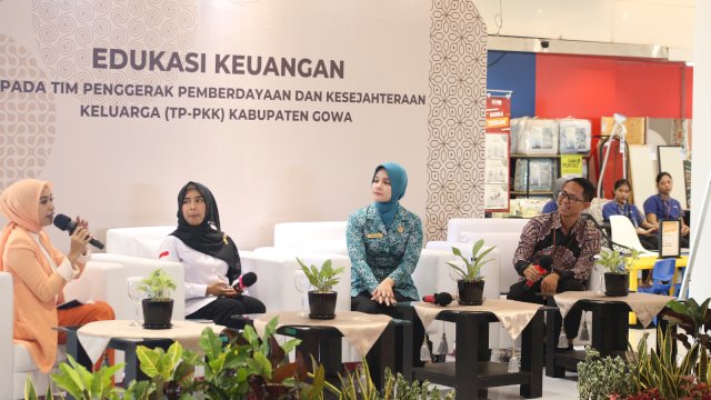 TP PKK Kabupaten Gowa bersama OJK Sulampua menggelar edukasi pengelolaan keuangan yang baik bagi anggota PKK di desa dan kelurahan, khususnya yang menjadi pelaku UMK, UMKM, dan UP2K, di Living Plaza, Jalan Tun Abdul Razak, kemarin. (Dok. Humas Gowa)