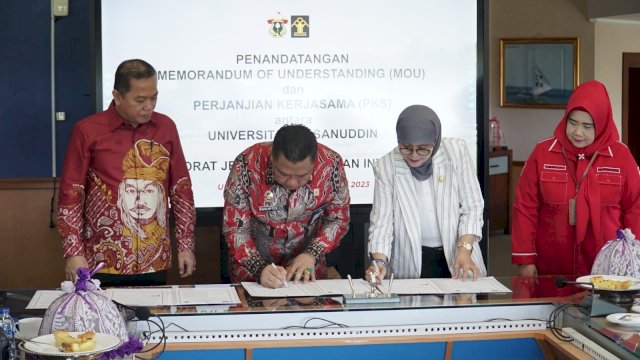 Direktorat Jenderal Kekayaan Intelektual Kemenkumham RI melakukan penandatangan kerjasama dengan Unhas dalam rangka meningkatan kompetensi pegawai yang dilakukan langsung antara Sesditjen Kekayaan Intelektual Kemenkumham RI Sucipto, dengan Wakil Rektor III Unhas, Bidang Sumber Daya Manusia, Alumni, dan Sistem Informasi Prof Farida Patittingi dan Dekan Fakultas Hukum Hamzah Halim, di Ruang Rektorat Unhas, kemarin. (Dok. Humas Kanwil Kemenkumham Sulsel)