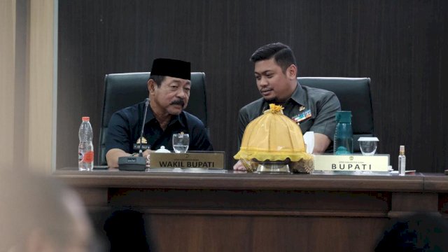 Bupati Gowa Adnan Purichta Ichsan didampingi Wakilnya Abd Rauf Malaganni saat menyerahkan Ranperda Tentang Pertanggungjawaban Pelaksanaan APBD TA. 2022, di Ruang Rapat Paripurna, Kantor DPRD Kabupaten Gowa, kemarin. (Dok. Humas Gowa)