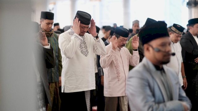 Bupati Gowa Adnan Purichta Ichsan bersama Wakilnya Abd Rauf Malaganni saat melaksanakan salat Idul Adha 1444 H bersama masyarakat di Masjid Agung Syekh Yusuf, Jalan Masjid Raya, Kota Sungguminasa, Kamis (29/6). (Dok. Humas Gowa)