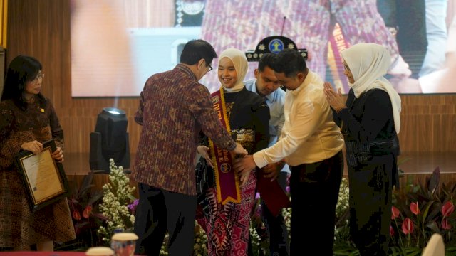 Menteri Hukum dan HAM Yasonna H. Laoly memberikan apresiasinya kepada remaja asal Indonesia, Putri Ariani berupa pemberian piagam serta surat pencatatan hak cipta atas dua lagu berjudul 'Loneliness' dan &lsquo;Permata Indah Dunia&rsquo;. (Dok. Humas Kanwil Kemenkumham Sulsel).