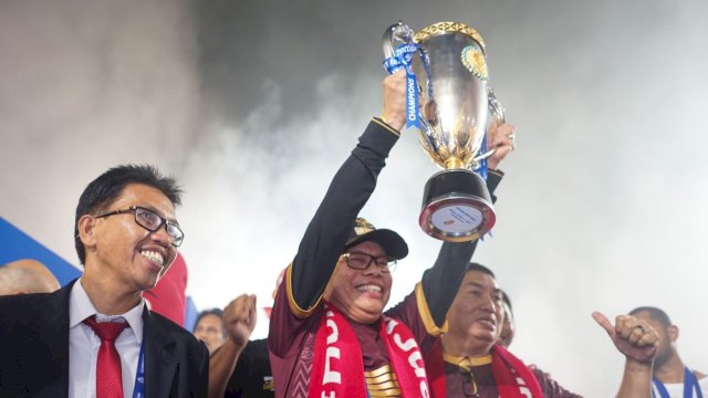Ketgam: Wali Kota Parepare Taufan Pawe angkat piala kemenangan PSM Makassar