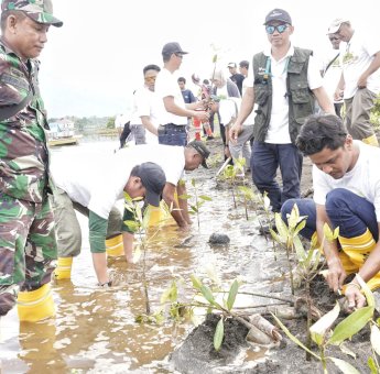 Komitmen pada Kelestarian Lingkungan, PT Vale IGP Morowali Gelar Kegiatan Bersih Pantai dan Tanam Mangrove
