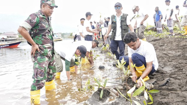 Kegiatan bersih-bersih pantai dan tanam pohon mangrove di Pesisir Kabupaten Morowali, yang dilaksanakan oleh PT Vale melibatkan ratusan warga mulai dari Kepala Desa, TNI/Polri hingga Siswa SMP dan SMA. (Istimewa)