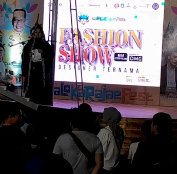 Erna Rasyid Taufan Apresiasi Panitia Fashion Show Festival Salo Karajae Parepare