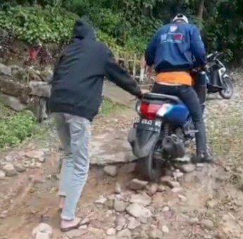 Kondisi Jalan di Sinjai Memprihatinkan, Rusak Parah Hingga Sulit Dilalui