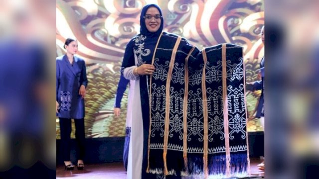 Tirah Satriani, saat memperlihatkan tenun Rakat khas Kabupaten Kutim di acara Edukasi Pencegahan Pelanggaran Kekayaan Intelektual dan Mobile Intellectual Property Cling, di Hotel Aston Samarinda, Selasa (20/06/2023). (Istimewa)
