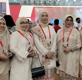 Hj. Erna Rasyid Taufan Hadiri Puncak Perayaan HUT ke-43 Dekranas di Medan