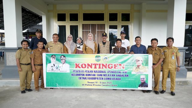 Bupati Luwu Utara Indah Putri Indriani (tengah) bersama Kontingen Luwu Utara PENAS XVI Padang.