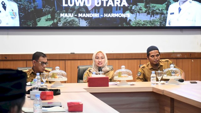Bupati Luwu Utarta Indah memimpin Rapat Koordinasi Persiapan Simulasi Desa Tangguh Destana. Selasa (6/6/2023), di Ruang Command Center.