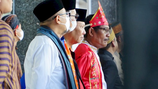 Mengenakan pakaian adat Maluku, Kakanwil Kemenkumham Sulsel Liberti Sitinjak hadir langsung pada peringatan Hari Lahir Pancasila di Kantor Kemenkumham RI, Jakarta, Kamis (01/06). (Dok. Humas Kanwil Kemenkumham Sulsel)