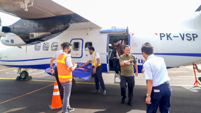 Gubernur Sulsel Andi Sudirman Sulaiman, turun dari Pesawat Susi Air saat tiba di Bandara Arung Palakka, Rabu (31/05/2023). (Istimewa)