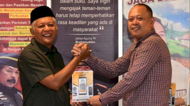 Bupati Soppeng Andi Kaswadi Razak, bersama Kepala Kejaksaan Negeri Soppeng Salahuddin. (Istimewa)