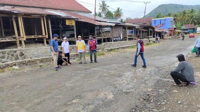 Proses pengukuran Ruas Jalan Batas Barru &ndash; Takkalalla di Kabupaten Soppeng. (Istimewa)