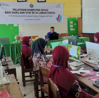 PLN Dorong Cerdaskan Bangsa Melalui Bantuan Komputer, Printer dan Fasilitas Internet ke Sekolah di Palopo