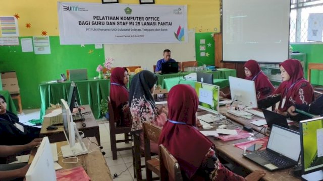 PLN Dorong Cerdaskan Bangsa Melalui Bantuan Komputer, Printer dan Fasilitas Internet ke Sekolah di Palopo