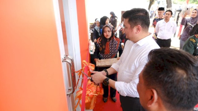 Bupati Gowa Adnan Purichta Ichsan saat menghadiri peresmian Kantor Bawaslu Gowa yang baru yang berlokasi di di Jalan Andi Mallombassang, Kota Sungguminasa, kemarin. (Dok. Humas Gowa)