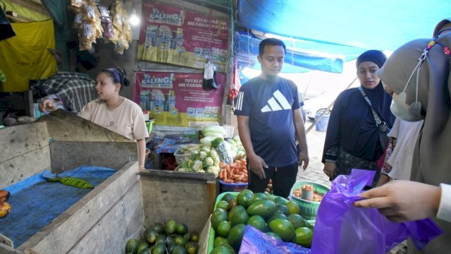 Gubernur Sulsel Andi Sudirman Sulaiman, membeli buah segar di Pasar Malino usai Jalan Pagi, Sabtu (03/06/2023). (Istimewa)