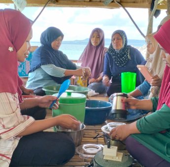 Yayasan Hadji Kalla Beri Pelatihan Pengolahan Bakso Ikan Kemasan Kepada Ibu Rumah Tangga di Wakatobi
