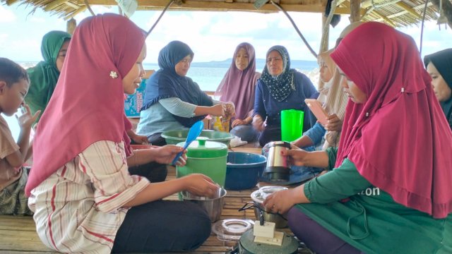 Pelatihan Pengolahan Produk Bakso Ikan Kemasan Program Pemberdayaan CSR Yayasan Hadji Kalla. (Istimewa)