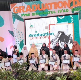 Saat Wisuda, Alumni PPMI Shohid Pangkep di Luar Negeri Berorasi