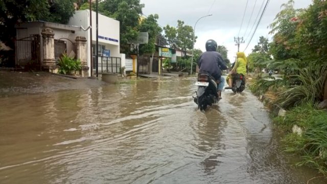 Kondisi Banjir di Kota Sinjai Pasca Hujan Lebat, Senin (05/06/2023). [Foto. Asrianto/Republiknews.co.id]