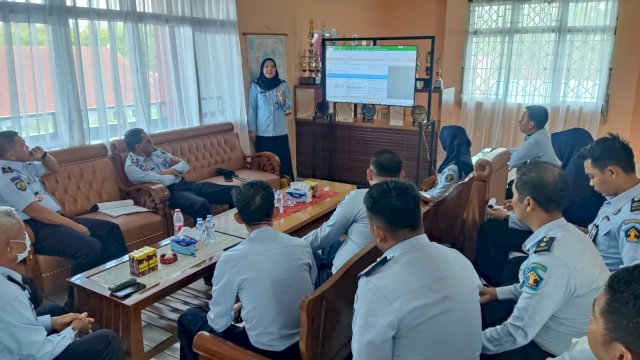 Tim RB pada jajaran Kanwil Kemenkumham Sulsel melaksanakan pendampingan penyusunan Laporan SPIP dan MR kepada tiga UPT lingkup Kanwil Kemenkumham Sulsel. (Dok. Humas Kanwil Kemenkumham Sulsel)