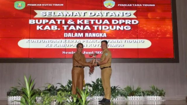 Bupati Kutim Ardiansyah Sulaiman, memberikan cendera mata penyambutan ke Bupati Tanah Tidung Ibrahim Ali. (Istimewa)