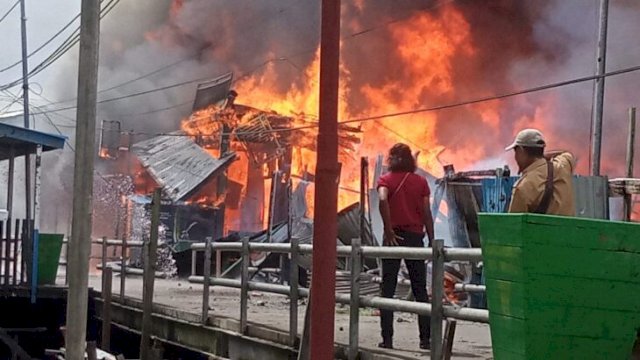 Kebakaran puluhan ruko di di kawasan jalan Yos Sudarso, kota Agats, Kabupaten Asmat, Papua Selatan, Selasa (06/06/2023) pagi. [FOTO. Hendrik/Republiknews.co.id]