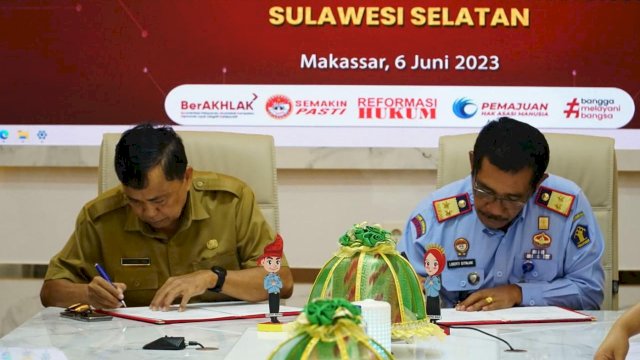 Kakanwil Kemenkumham Sulsel Liberti Sitinjak bersama Kepala Kesbangpol Sulsel Muhammad Firda saat menandatangani dokumen penyerahan bantuan hibah untuk pembangunan Kantor Kanwil Kemenkumham Sulsel, di Ruang Rapat Pimpinan Kanwil Kemenkumham Sulsel, kemarin. (Dok. Humas Kanwil Kemenkumham Sulsel)
