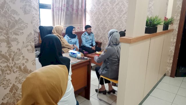 Tim Kanwil Kemenkumham Sulsel saat melakukan pemantauan terhadap proses hukum di Polrestabes Makassar terkait kasus kekerasan seksual dengan korban anak penyandang disabilitas, Selasa (06/06). (Dok. Humas Kanwil Kemenkumham Sulsel)
