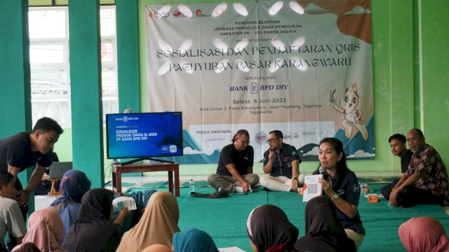Peserta Persiapan Keberangkatan Angkatan 203 (PK-203) dengan nama Ganda Aksata sebagai penerima beasiswa LPDP menggelar Sosialisasi dan Edukasi Penggunaan QRIS bagi pelaku UMKM, di Aula Lantai 2 Pasar Karangwaru, Jalan Magelang, Kelurahan Karangwaru, Kecamatan Tegalrejo. Kegiatan ini merupakan proyek sosial sebagai bentuk persiapan keberangkatan menempuh pendidikan lanjutan. (Dok. LPDP) 