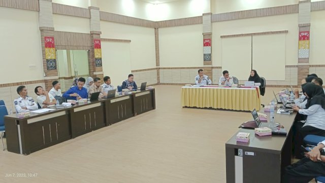 Tim Perancang Peraturan Perundangan Kanwil Kemenkumham Sulsel saat melakukan pertemuan Harmonisasi Ranperda Pemerintah Kabupaten Bone di Aula Kanwil Kemenkumham Sulsel, Rabu (07/06). (Dok. Humas Kanwil Kemenkumham Sulsel)