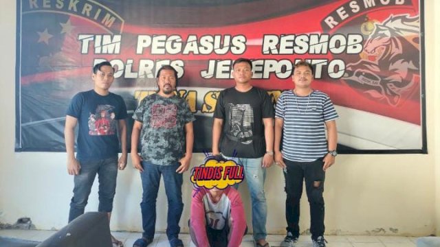 Pelaku pencurian ternak saat diringkus tim Resmob Polres Jeneponto. (Istimewa)